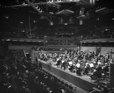880317 Afbeelding van het openingsconcert van het Muziekcentrum Vredenburg te Utrecht, door het Utrechts Stedelijk ...